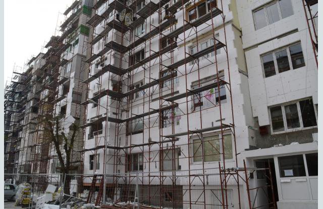 Куриоз - свалят изолацията на саниран блок