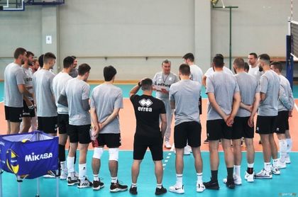 Волейболистите с първа тренировка в зала