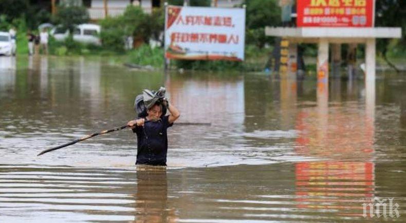 Бедствие: Десетки хиляди хора са евакуирани в Индонезия заради наводнения