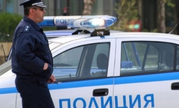 Разбиха и обраха магазин в Асеновград