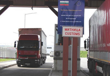 Митничари на Лесово свалиха пътници и разглобиха автобус от Турция – оказа се, че има защо (СНИМКИ)