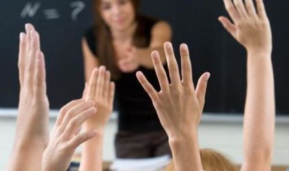 Учителка наби дете със специални потребности пред съучениците му