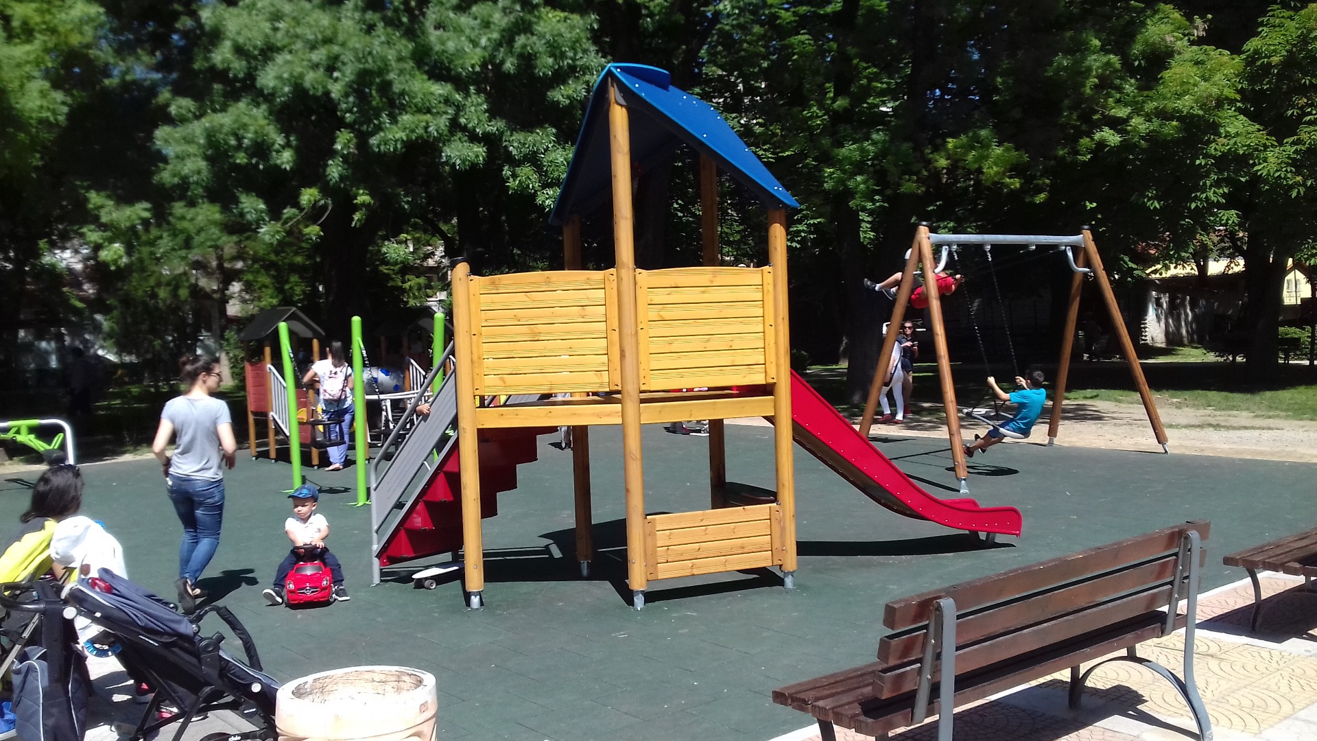 Откриха новата детска площадка в парк 