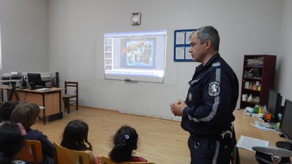 Полицаи влизат в клас - обучават учениците, бъдещи шофьори, на внимателно шофьорско поведение