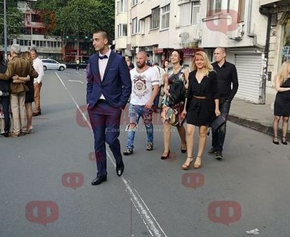 Само във Флагман! Със скъсани дънки обувки за хиляди левове Динко от Ямбол изпрати абитуриент от Механото