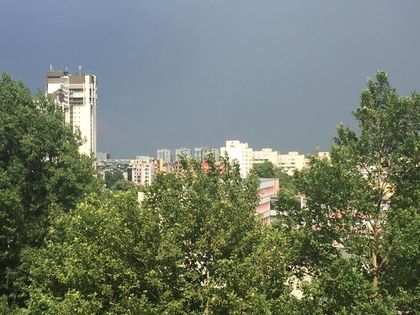 Интересна СНИМКА: Санкт Петербург се къпе в слънчеви лъчи, докато порой залива останалата част от Пловдив
