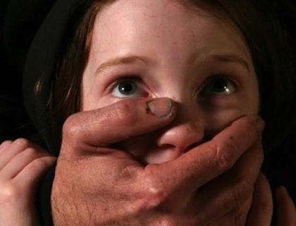 Подигравка! Изверг, блудствал системно с малолетна, отърва затвор