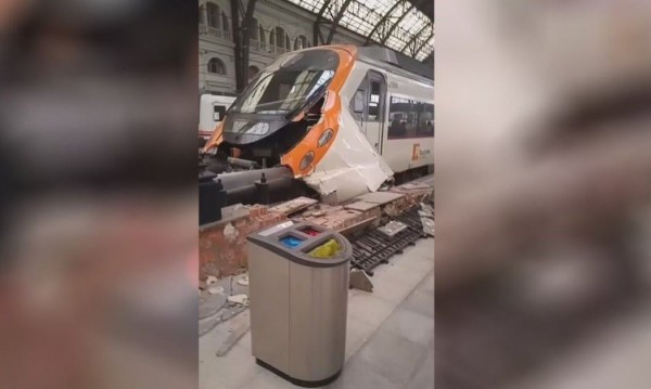 Влак дерайлира на гара в Барселона, 48 души са ранени
