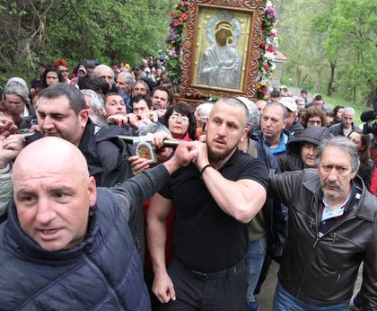 Игуменът на Бачковския манастир: Няма значение образът, вярата животвори! СНИМКИ