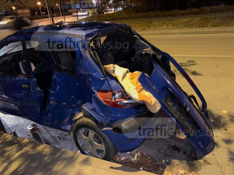 24 часа след зверската катастрофа в Пловдив: Колата, кръв и стъкла, още са на шосето СНИМКИ
