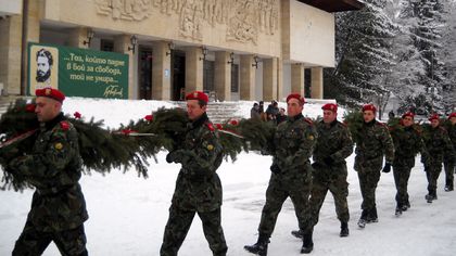 Гирлянд на славата за Христо Ботев