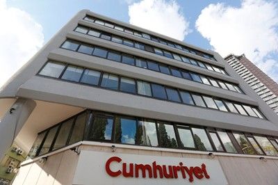 Турски съд постави под арест девет служители на опозиционен вестник