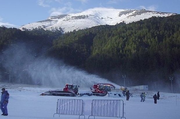 Затварят временно ски зоната край Чепеларе, заради липсата на сняг