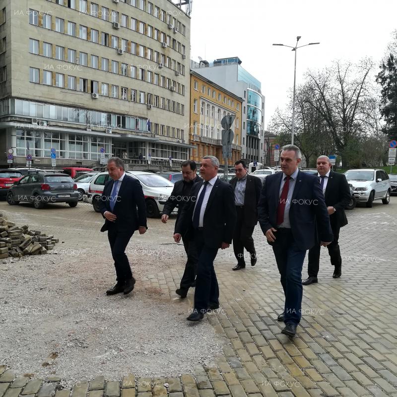 Коалиция „Патриоти за Валери Симеонов (НФСБ и Средна Европейска класа)“ се регистрира в ЦИК за участие в евроизборите (ОБЗОР)
