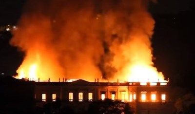 Огромен пожар в прочут музей в Рио де Жанейро (Видео)