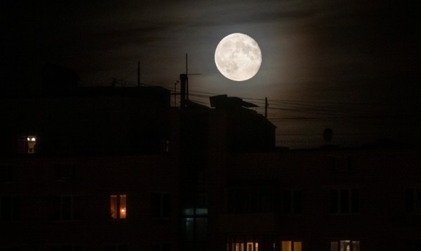 Защо започна новата космическа надпревара за Луната?