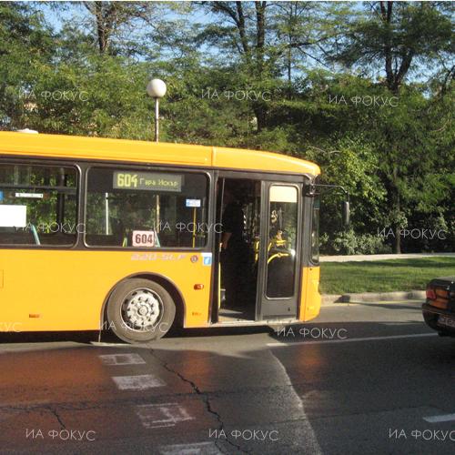 София: Катастрофа между автобус 213 и лек автомобил е станала на пл. 