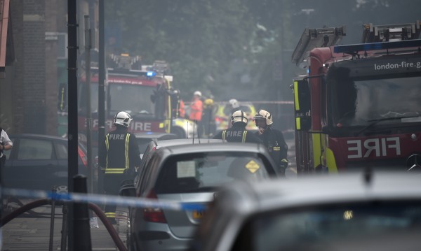 Огнен ад в Лондон? 72 пожарникари се борят със стихията