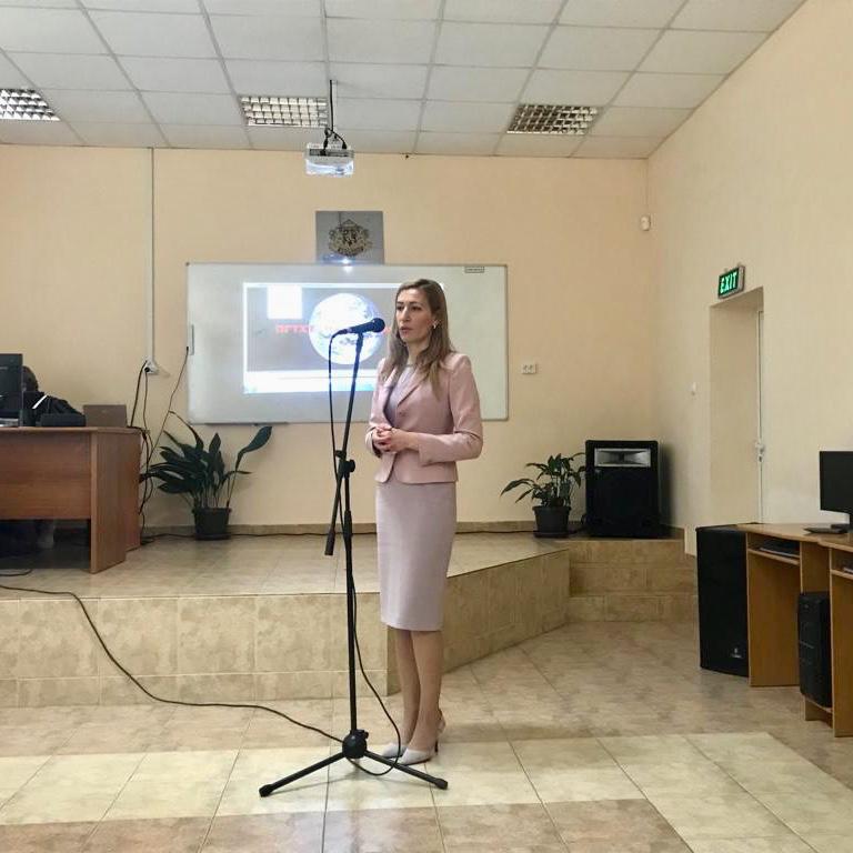 Министър Николина Ангелкова пред ученици в Пирдоп: Подготовката в професионалните гимназии по туризъм е ключова за развитието на сектора