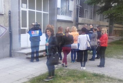 Скандал пред ДГ „Деница“. Родителите: Криете истината! ВИДЕО