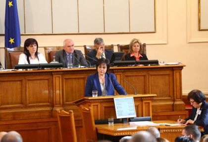 В парламента ври и кипи: Нинова се изрепчи здраво на ГЕРБ