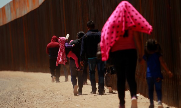 Седем мигранти починаха от жегите на американската граница