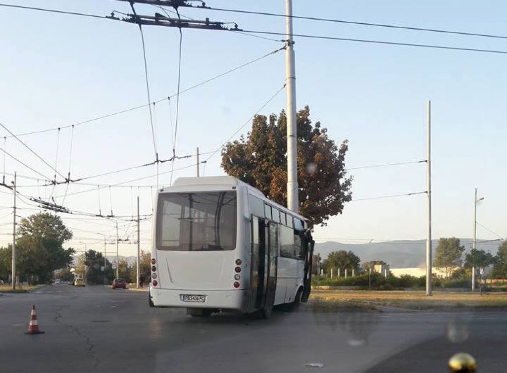 Автобус от градския транспорт отнесе възрастна жена на пешеходна пътека в Тракия, пострадалата е в болница