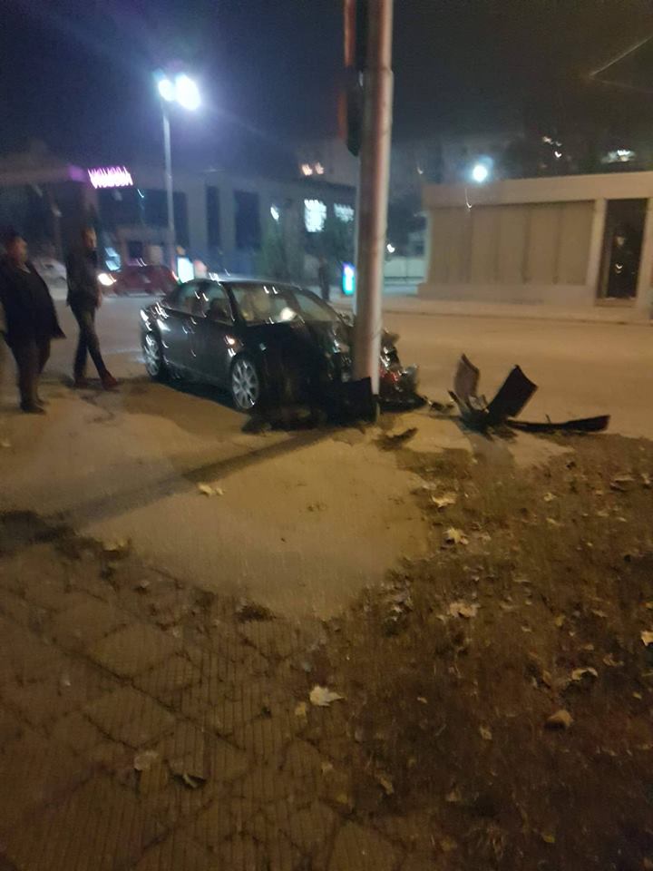 Кола се заби в стълб в Пловдив (Снимка)