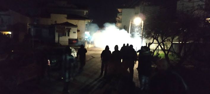 Efimerida (Гърция): Протестиращи срещу договора хвърляха коктейли „Молотов“ и камъни по къщата на депутат от СИРИЗА