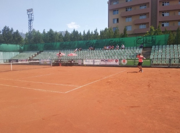 Антъни Генов и Десислава Глушкова спечелиха титлите от ДП по тенис до 18 години