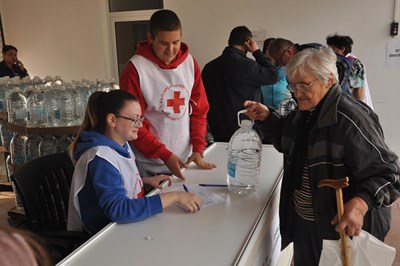 30 000 литра вода бяха раздадени на хората в Лом, Добри дол, Сливата и Орсоя (Снимки)