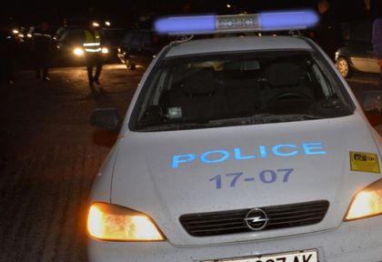 Баща псува полицаи, докато разследват катастрофата на сина му