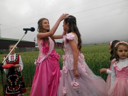 Дъжд окъпа Царицата на розите (СНИМКИ)