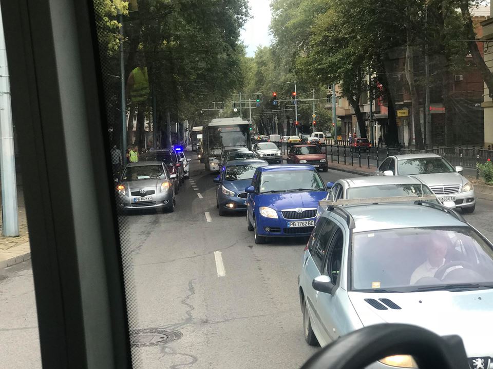 Катастрофа и вишка доблокираха движението по 