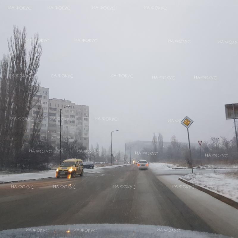 Велико Търново: Около 10 см е снежната покривка в града, пътните настилки са мокри и хлъзгави