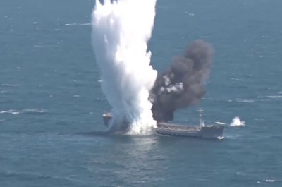 Вижте как турска подводница потапя танкер в Черно море (ВИДЕО)