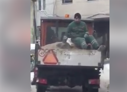 С усмивка: Пътищата са проходими, опесъчават се! ВИДЕО