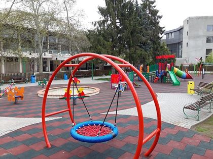 Велико Търново: Малчуганите в Свищов се радват на изцяло обновена детска площадка в центъра на града