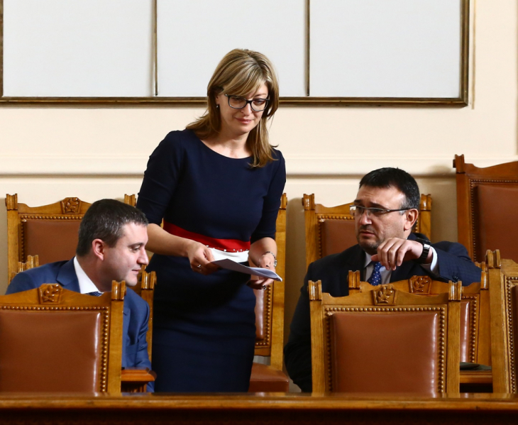 Женски скандал в парламента: Захариева хока Нинова!