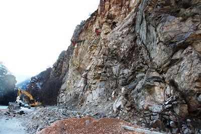 Пътят за Лъки вече е отворен частично за движение
