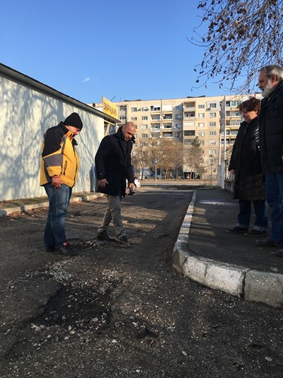 Ремонтират най-разбитата улица в пловдивския район 