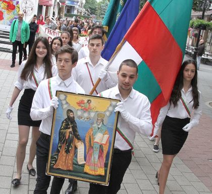 Атанас и Атанас носят иконата на Кирил и Методий СНИМКИ