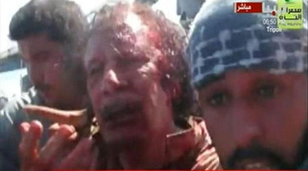 Вижте новите ужасяващи кадри за края на Кадафи (ВИДЕО 18+)