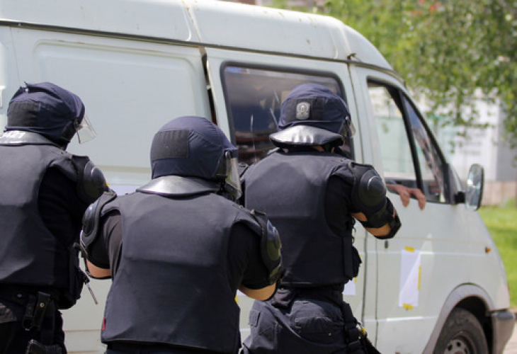 Полицаи тарашиха апартамента на 26-годишен бургазлия, останаха шокирани