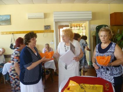 С песни и хора пенсионерите в