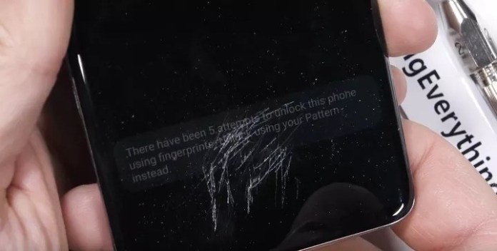 Сензорът на пръстови отпечатъци на Samsung Galaxy S10 работи след надраскване, но не и счупване на екрана
