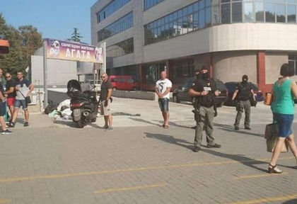 Извънредно! Почерня от спецполицаи в Бургас, извършват се арести (СНИМКА)