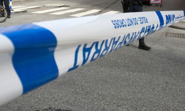 Полицай е ранен с нож в Стокхолм