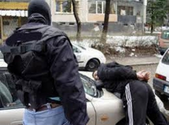 Екшън край бургаско училище! Хванаха яко зареден с дрога 14-годишен дилър, полицаите шокирани от намереното количество!