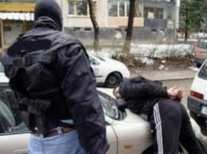 Екшън край бургаско училище! Хванаха яко зареден с дрога 14-годишен дилър, полицаите шокирани от намереното количество!